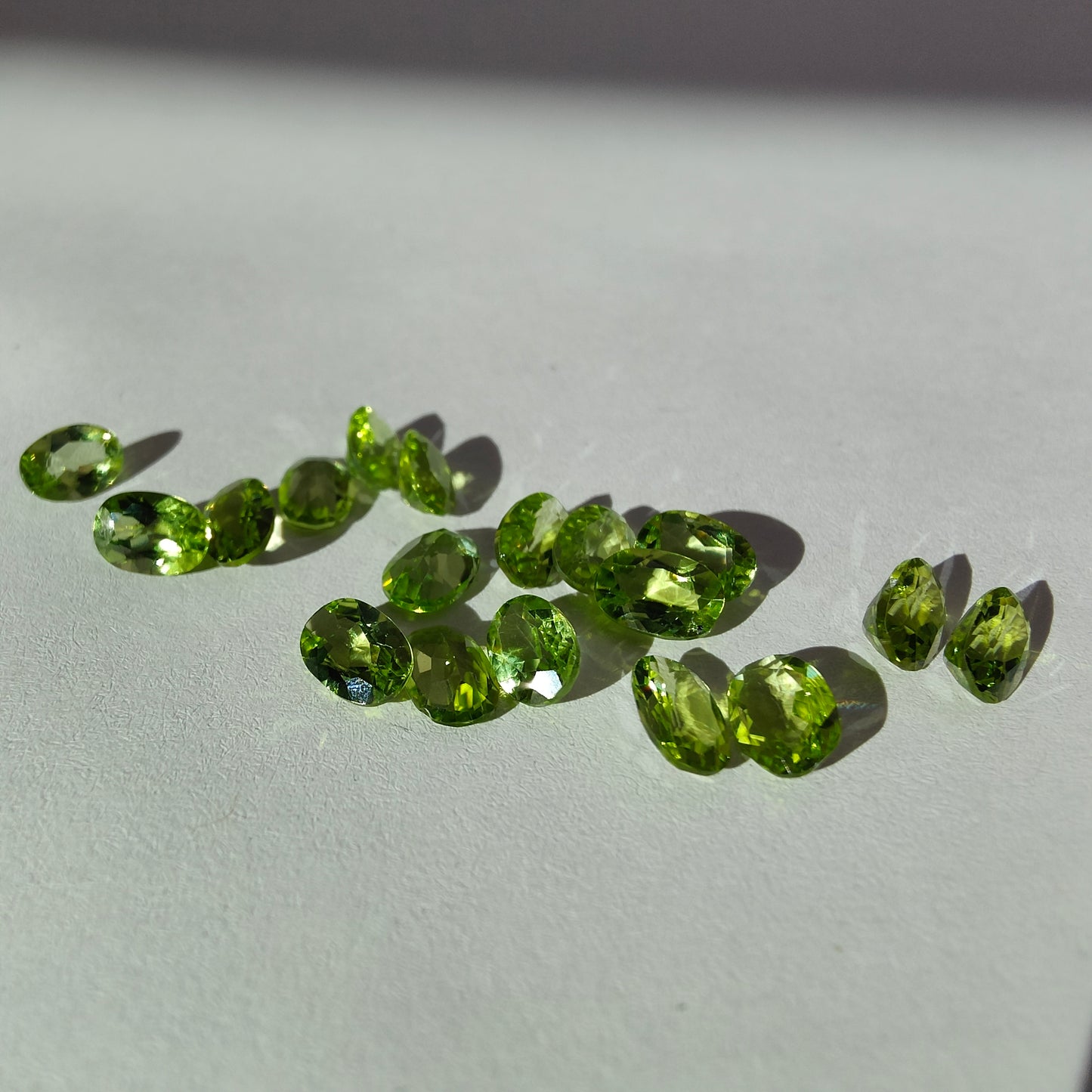 Lot ovaler Peridots
