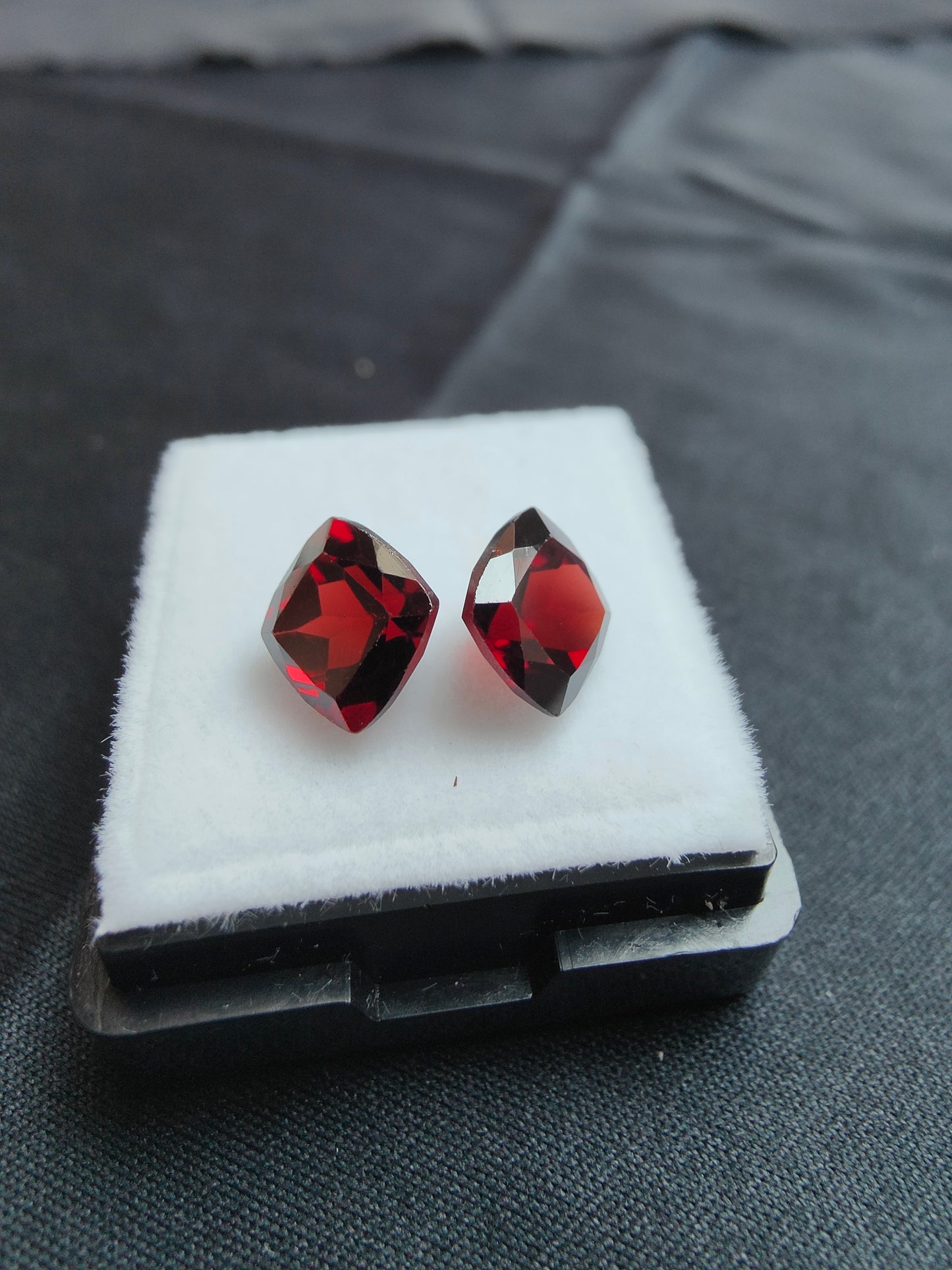 4,85ct tiefrotes Paar Granate