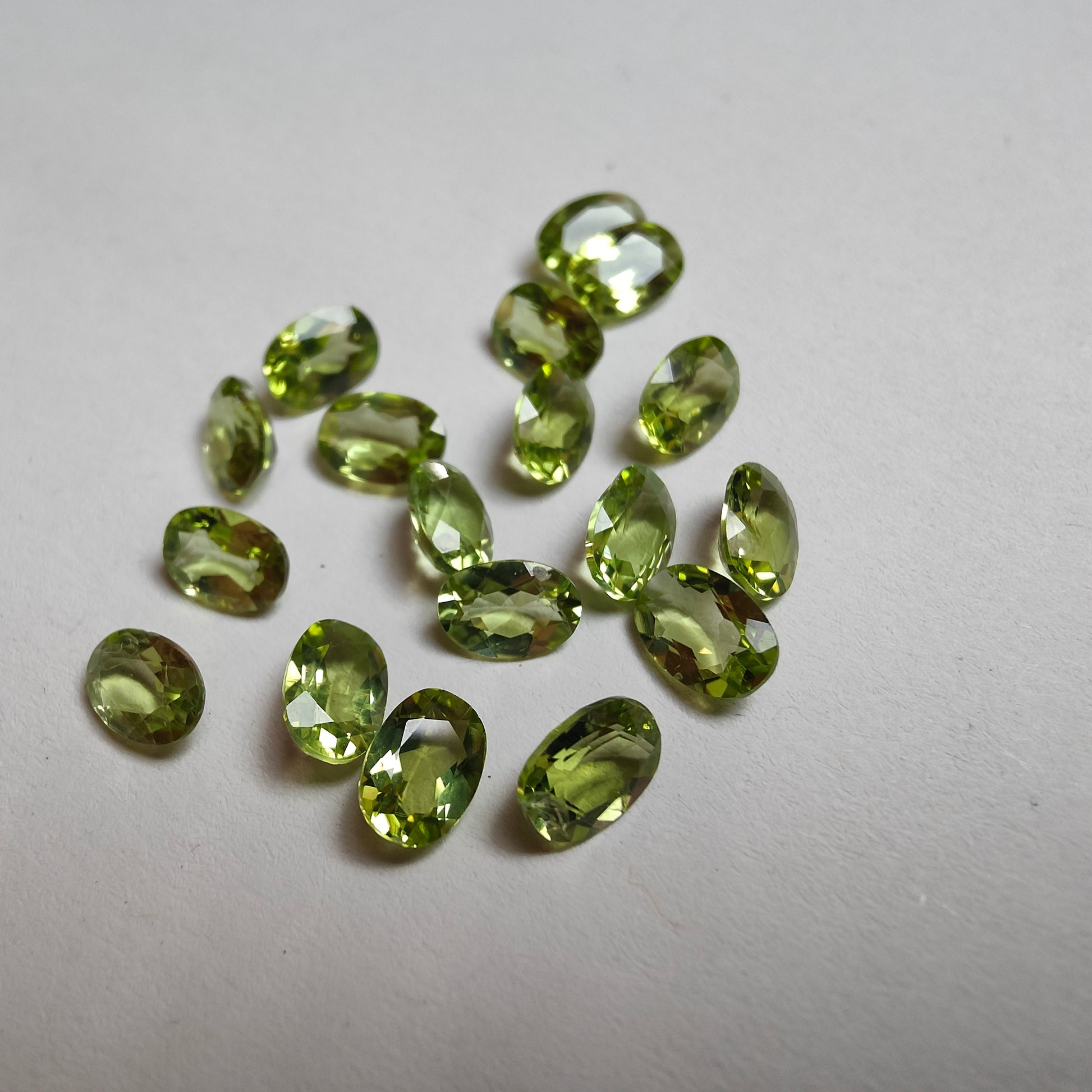 Lot ovaler Peridots