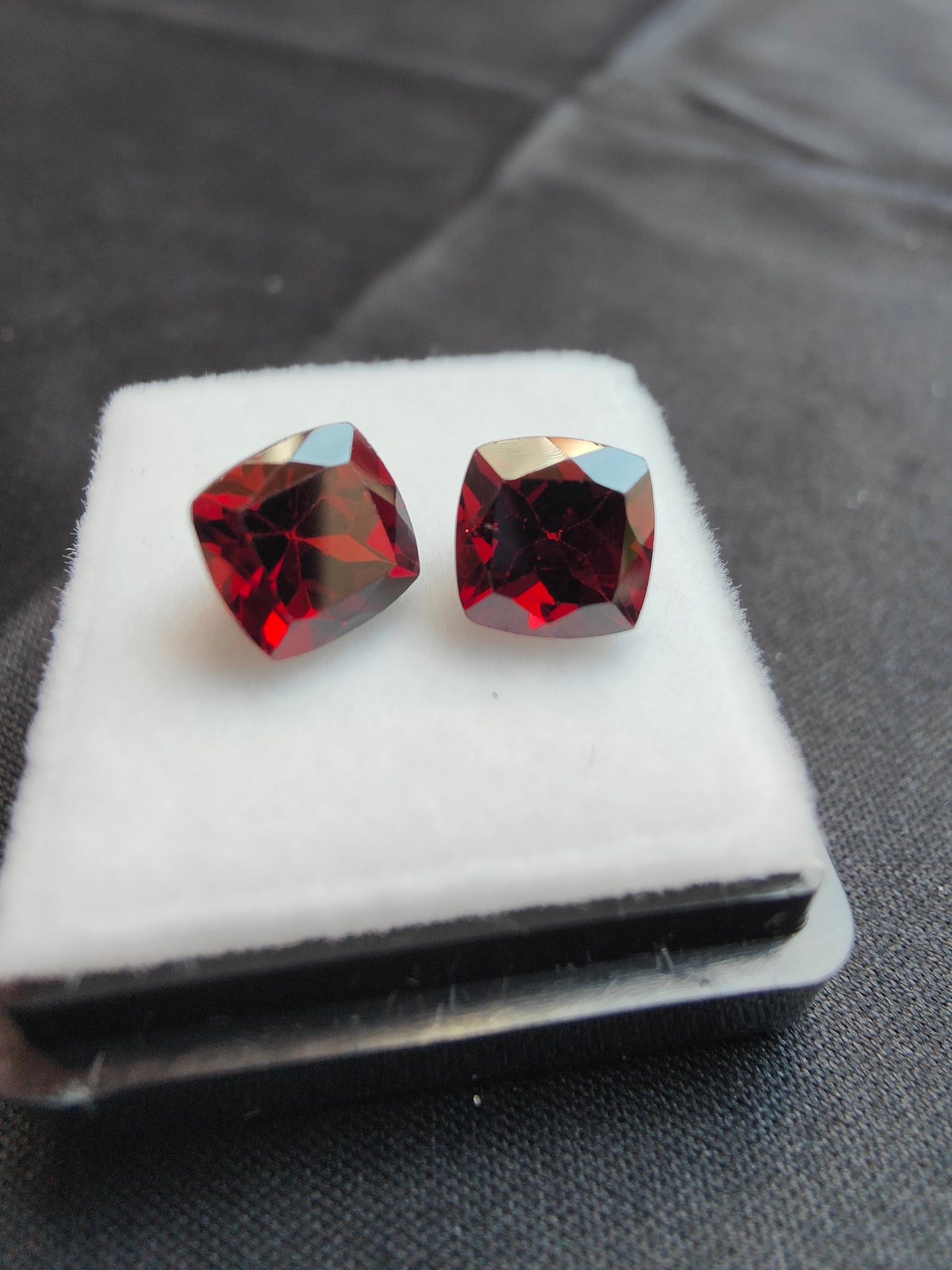 4,85ct tiefrotes Paar Granate