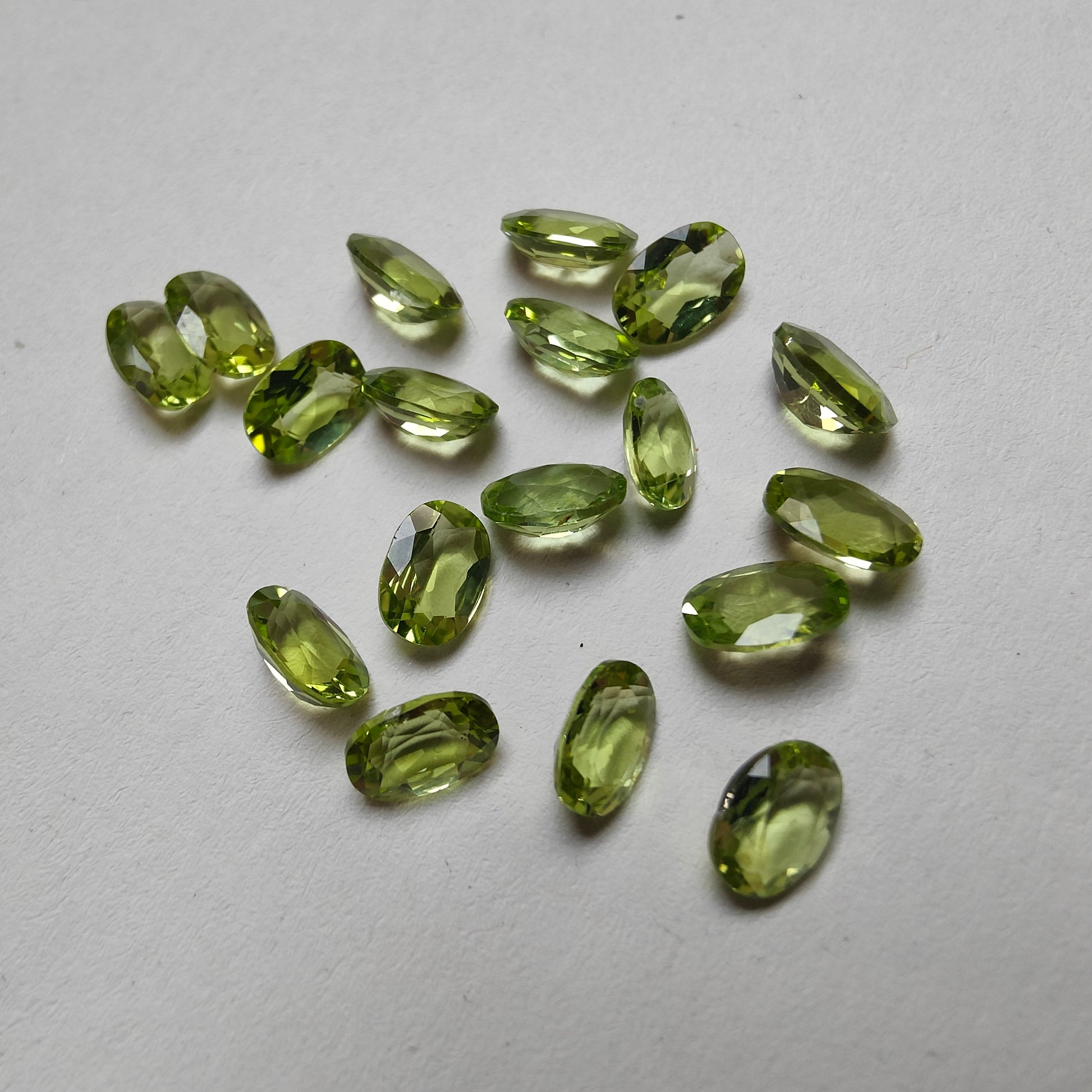 Lot ovaler Peridots