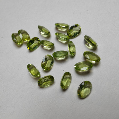 Lot ovaler Peridots