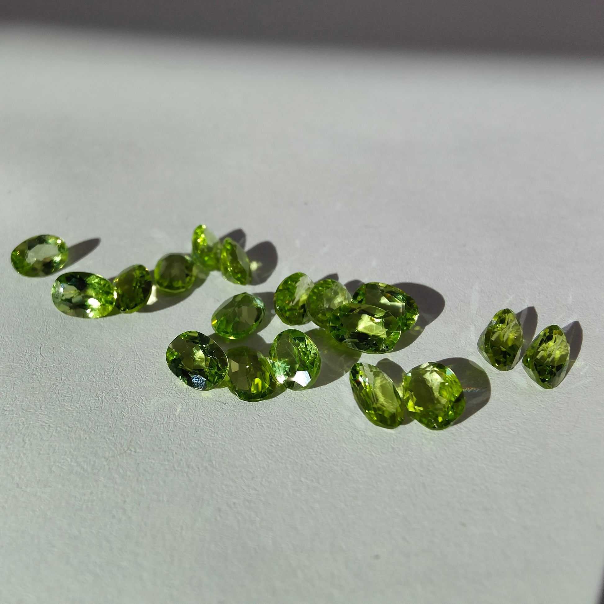 Lot ovaler Peridots