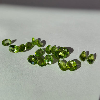Lot ovaler Peridots
