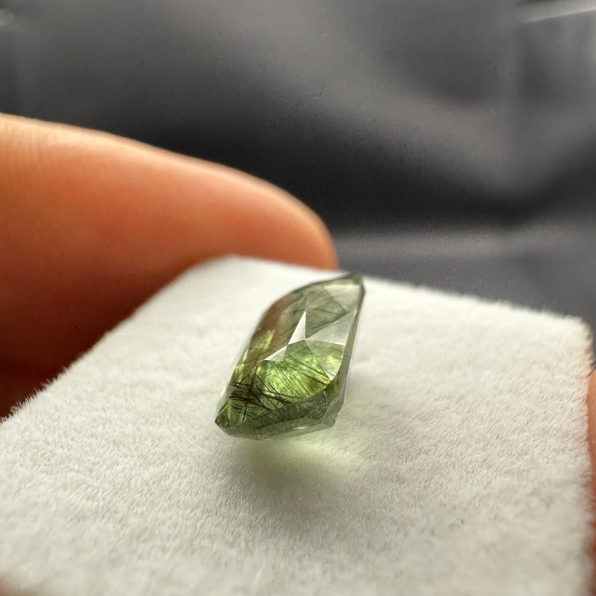 Peridot mit Rutil