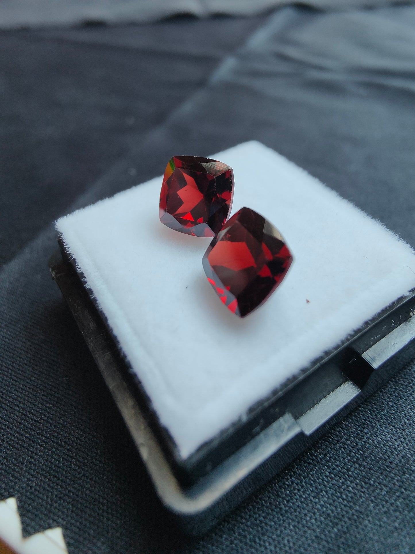 4,85ct tiefrotes Paar Granate