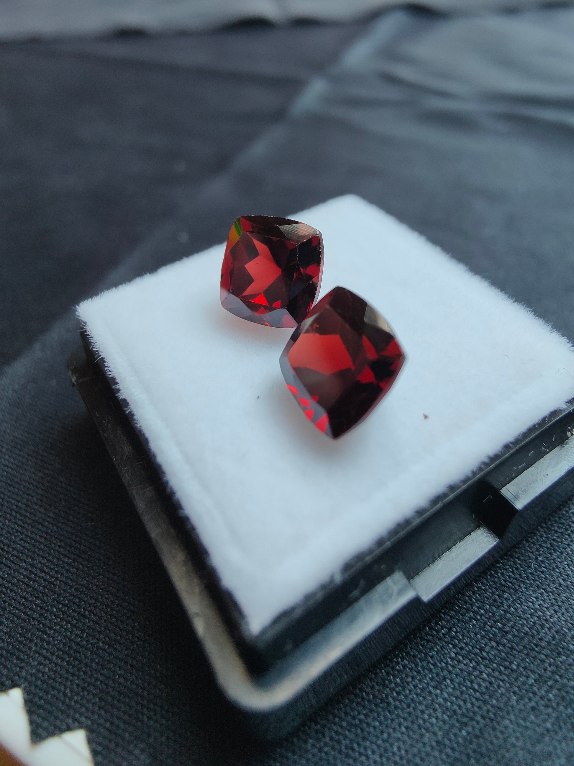4,85ct tiefrotes Paar Granate