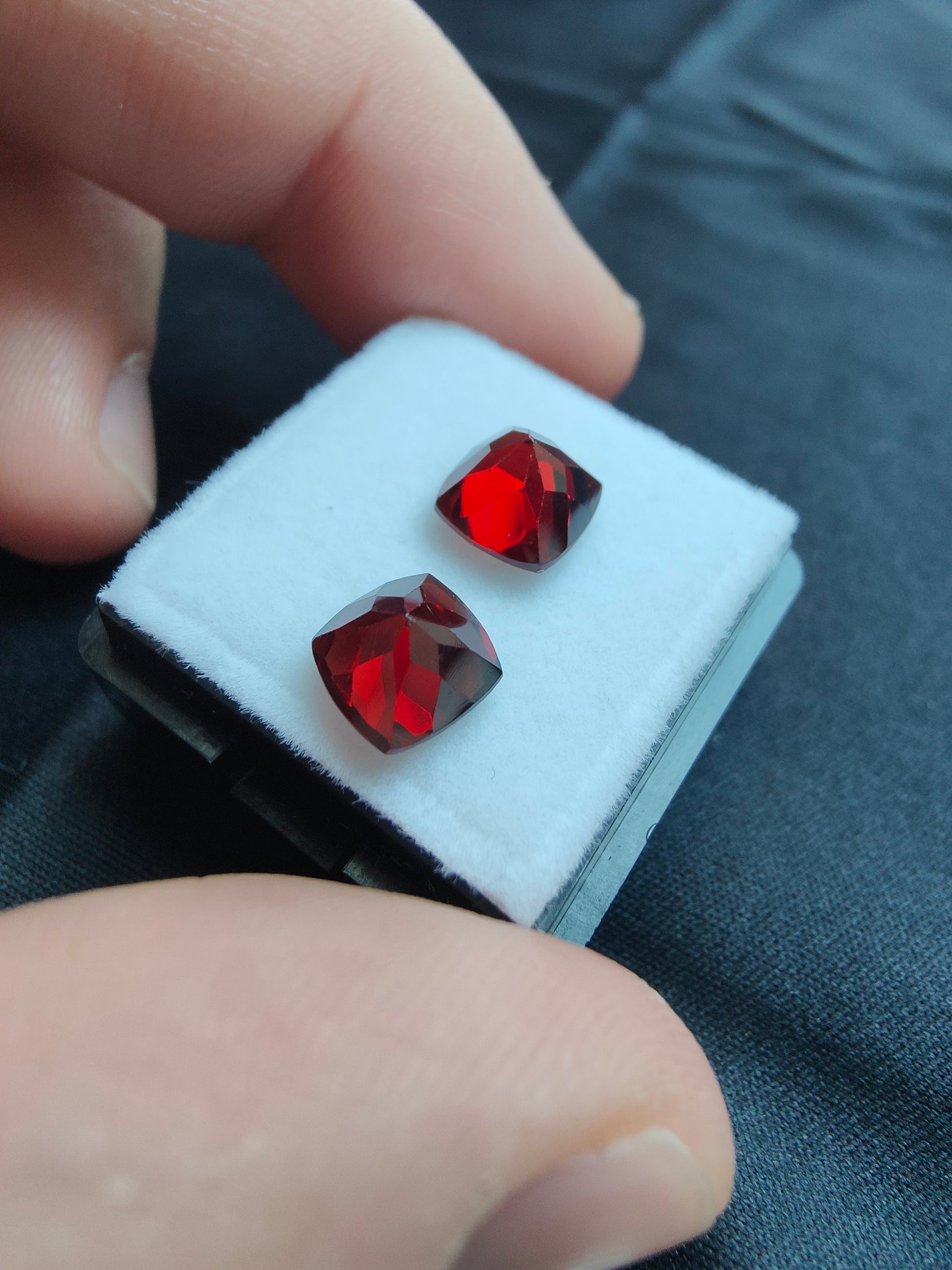 4,85ct tiefrotes Paar Granate