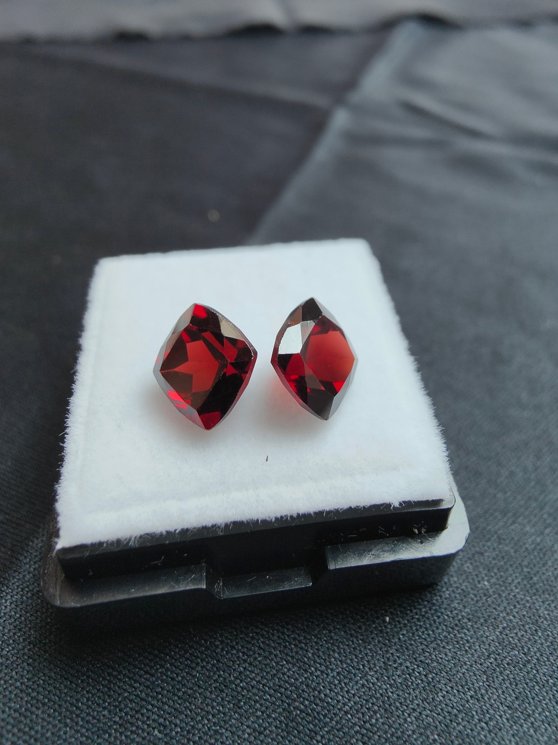 4,85ct tiefrotes Paar Granate