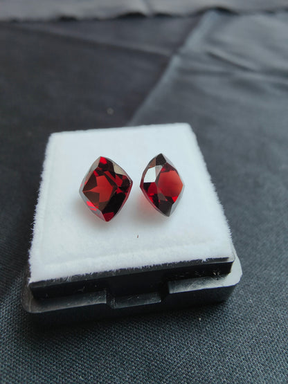 4,85ct tiefrotes Paar Granate