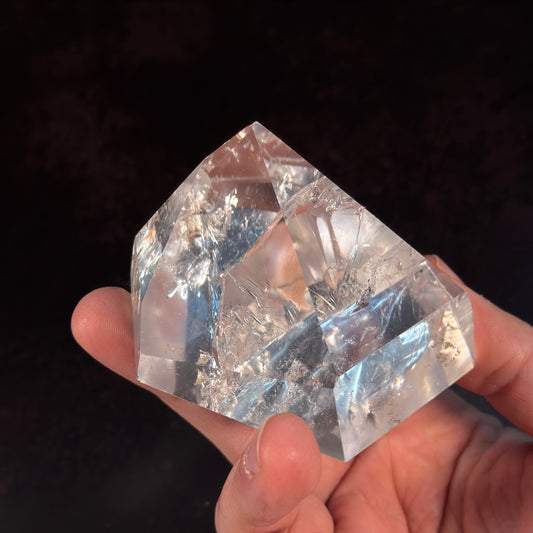 Geschliffene Bergkristallspitze GBA017