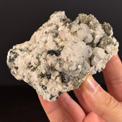 Manganocalcit auf Pyrit und Bergkristall GBL005