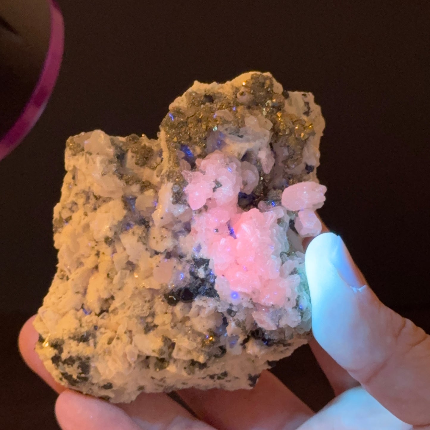 Manganocalcit auf Pyrit und Bergkristall GBL005