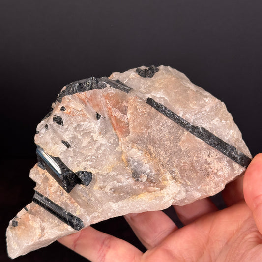 Schwarzer Turmalin auf Matrix GBA022