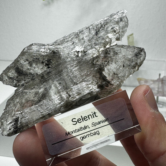 Selenit mit Kohleeinschlüssen GL045